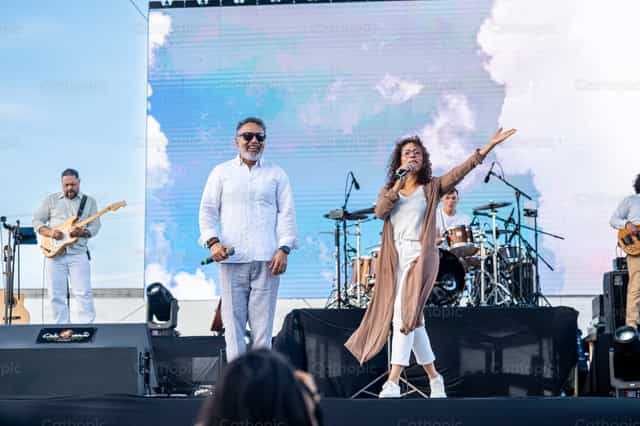 Cantantes y músicos católicos en un concierto de adoración - Banco de imágenes católicas - Fotografía por Hein Palma