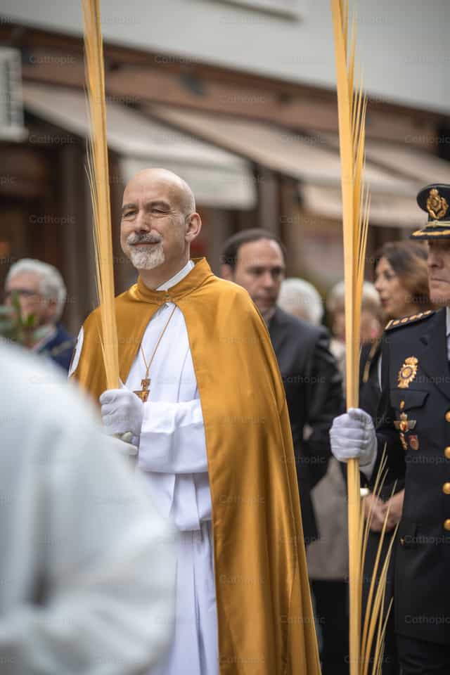 Hombre alegre caminando en procesión - Banco de imágenes católicas
