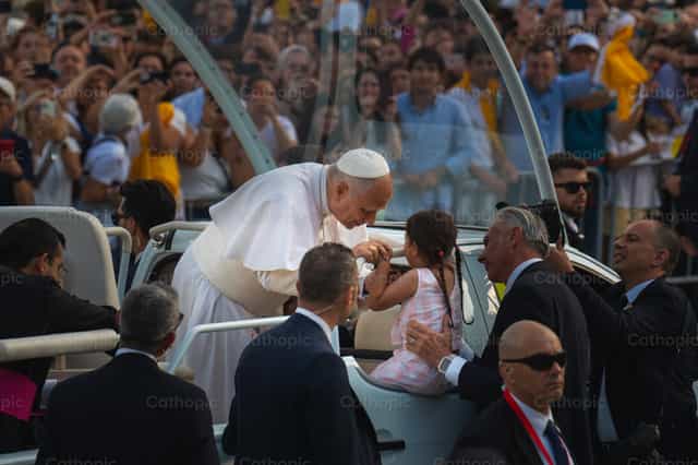 O Santo Padre com uma menina - Imagens católicas de stock