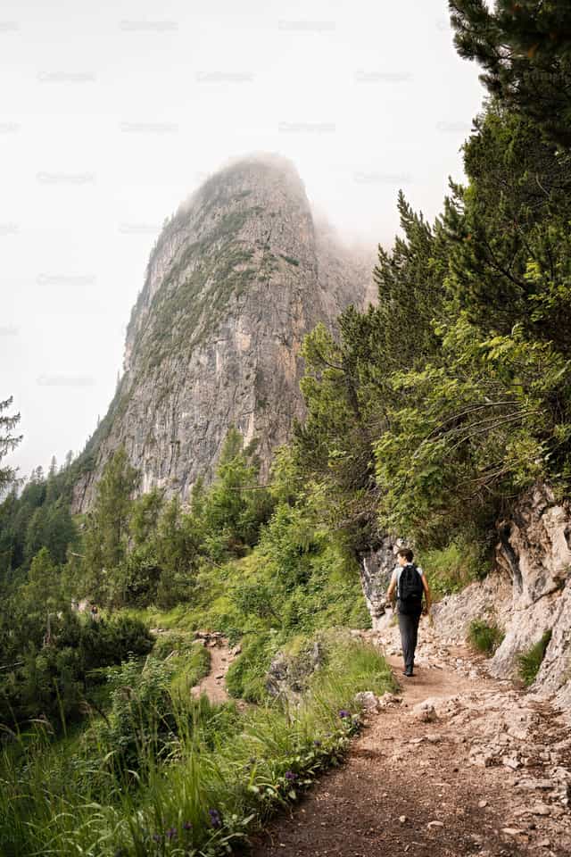 Caminando hacia la cima de las Dolomitas - Banco de imágenes católicas - Fotografía por Santiago de la Hoz