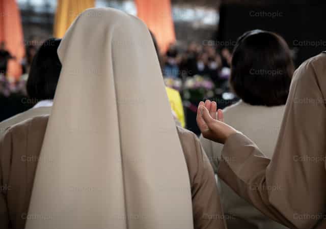 Monjas en oración comunitaria - Banco de imágenes católicas
