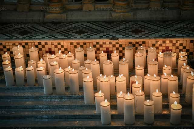 Candele accese - Immagini stock cattoliche - Foto di Carolina BR