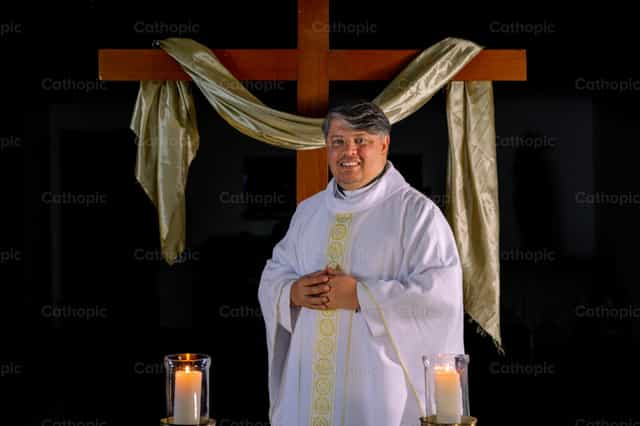 Priester blij met de verrijzenis - Katholieke stockfoto's - Foto door Miguel White