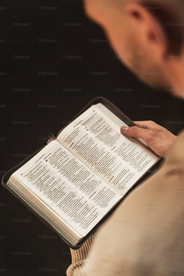 Katholischer Mann und Bibel - Katholische Stockfotos