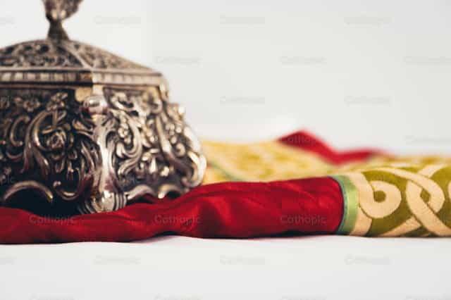 Casula do sacerdote e relicário - Imagens católicas de stock