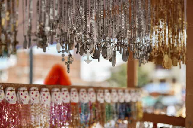 Medallas, elementos de oración - Banco de imágenes católicas - Fotografía por Carolina BR