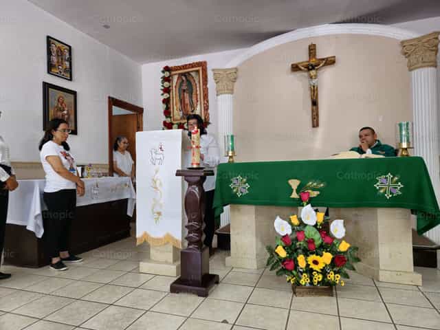 Lectoras en la capilla de Santa Rita - Banco de imágenes católicas - Fotografía por juanplancarte