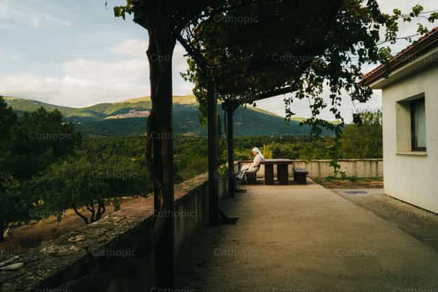 Monja agustina rezando el Rosario - Banco de imágenes católicas - Fotografía por Almures Studio