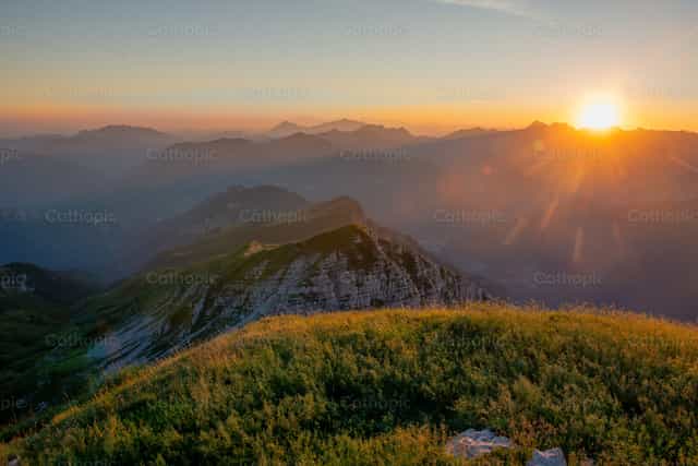 Silueta de las montañas Orobie al atardecer - Banco de imágenes católicas - Fotografía por Pierluigi Palazzi