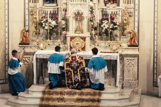 El sacerdote hace una genuflexión - Banco de imágenes católicas - Fotografía por Carlos Sierra