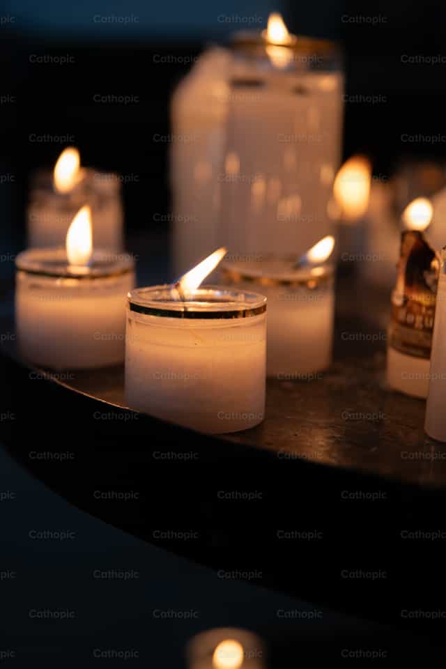 Velas encendidas - Banco de imágenes católicas - Fotografía por Carolina BR