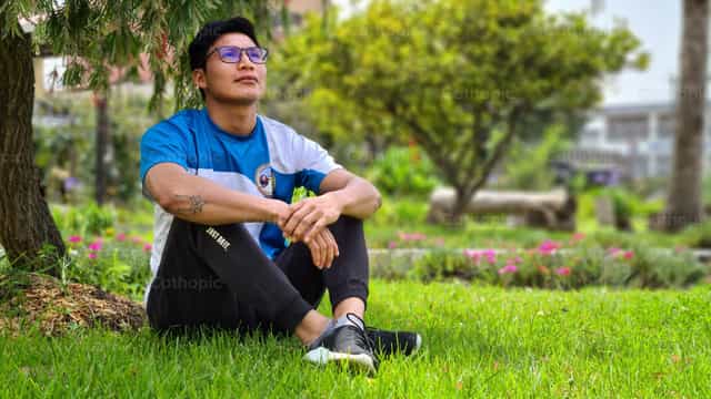 Joven contemplativo - Banco de imágenes católicas