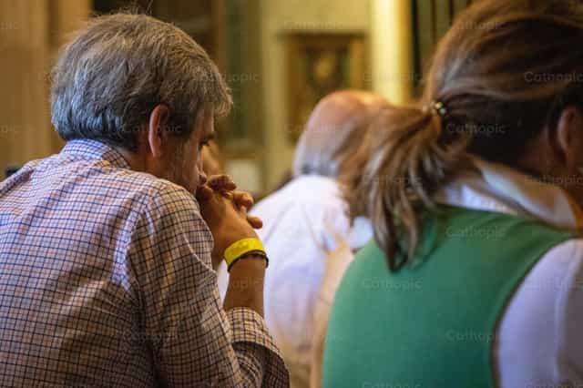Uomo in preghiera - Immagini stock cattoliche - Foto di maricarmen vargas vidales