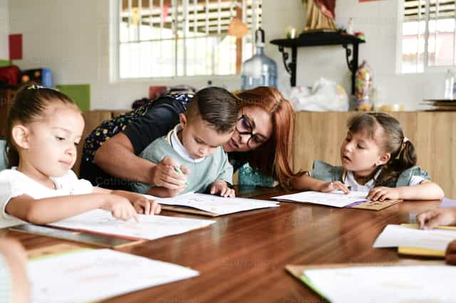 Profesora y estudiantes - Banco de imágenes católicas - Fotografía por Carolina BR