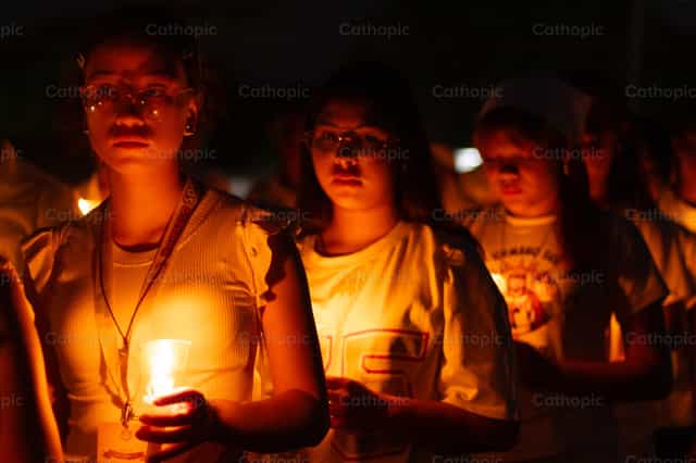 Prusisyon sa Liwanag ng Kandila - Mga Catholic stock image