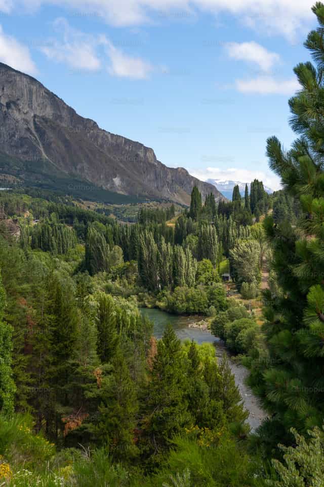 Fiume e montagne di Coyhaique, Patagonia - Immagini stock cattoliche