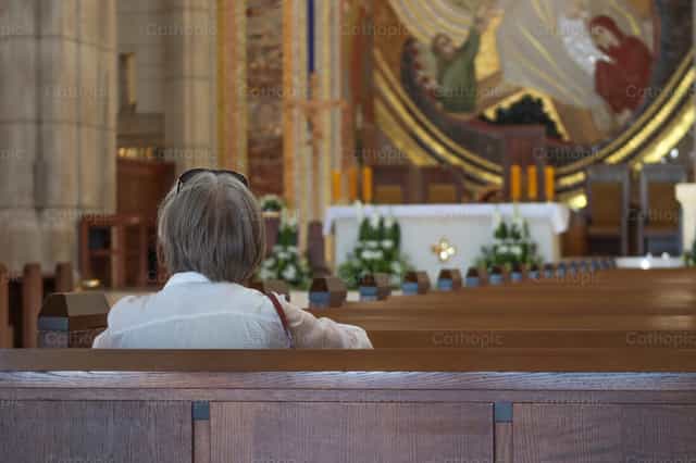 Mulher na igreja - Imagens católicas de stock - Foto de encaminados vamos