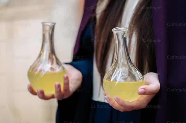 Dos botellas de cristal con aceite de nardo - Banco de imágenes católicas - Fotografía por Antonio Gravante