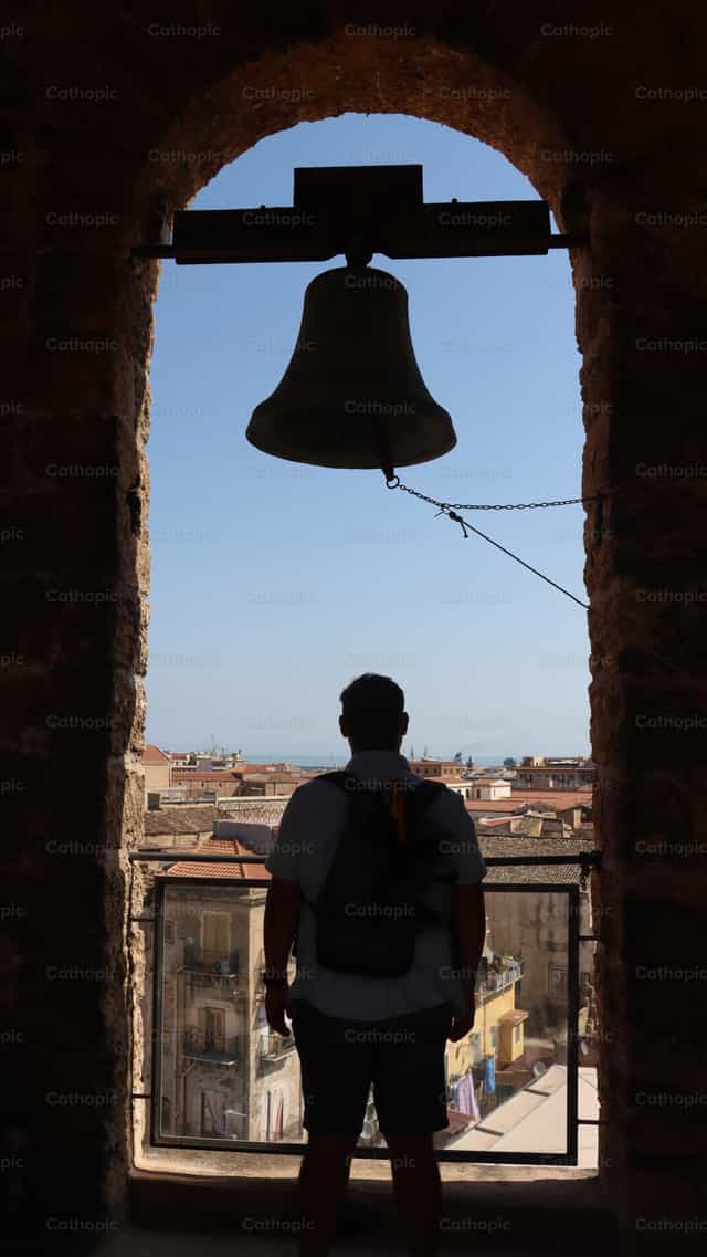 Traveler - Catholic stock images - Photo by Saul Ibarra