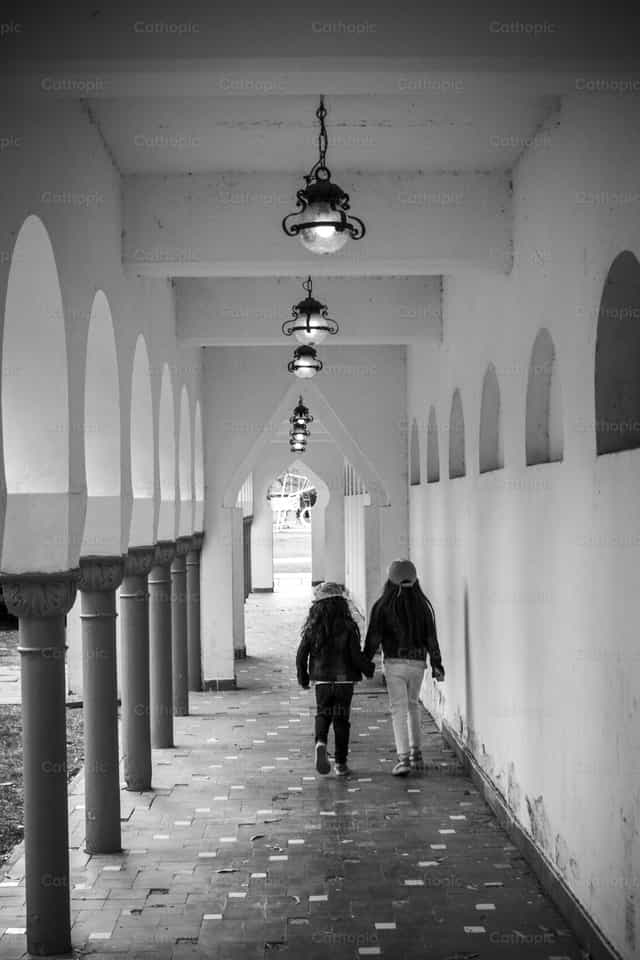 Caminando juntos - Banco de imágenes católicas - Fotografía por noelia gonzalez