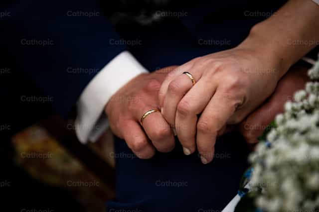 Recién casados con los anillos de boda - Banco de imágenes católicas - Fotografía por Álvaro García