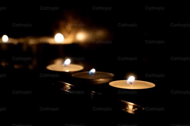 Velas en la oscuridad - Banco de imágenes católicas