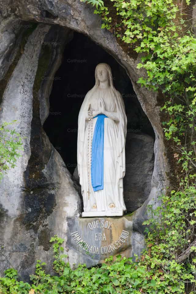 Vierge de Lourdes - Images catholiques de stock - Photo de yomismo