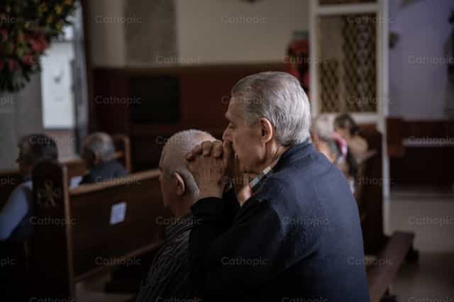 Man in prayer - Catholic stock images - Photo by Carolina BR