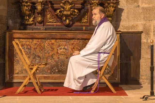 Priest hearing confession - Catholic stock images - Photo by Yandry Fernández Perdomo