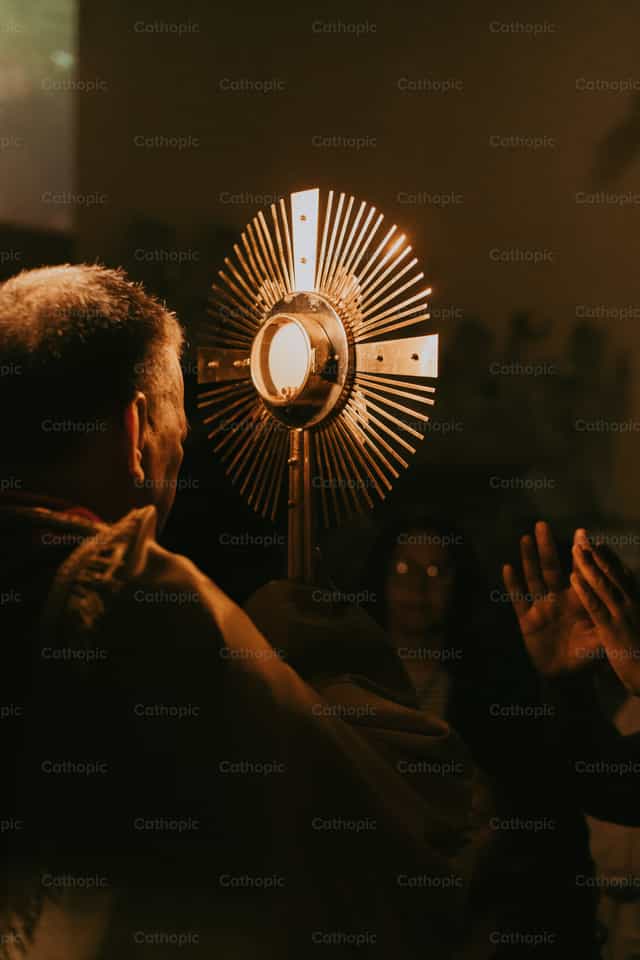 Prêtre avec l’ostensoir du Saint-Sacrement - Images catholiques de stock