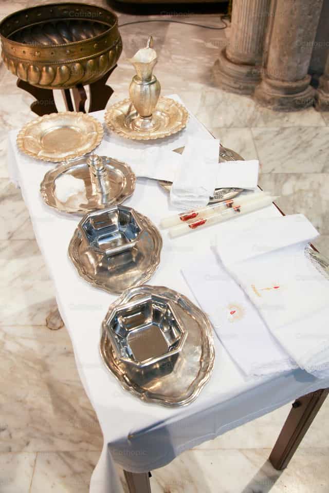 Objetos religiosos de plata y oro colocados sobre una mesa - Banco de imágenes católicas - Fotografía por Antonio Gravante