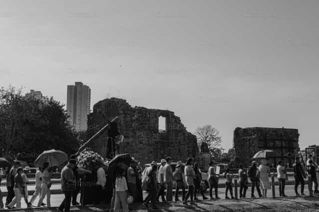 Procesión con Cristo Nazareno - Banco de imágenes católicas - Fotografía por Leider Mendoza