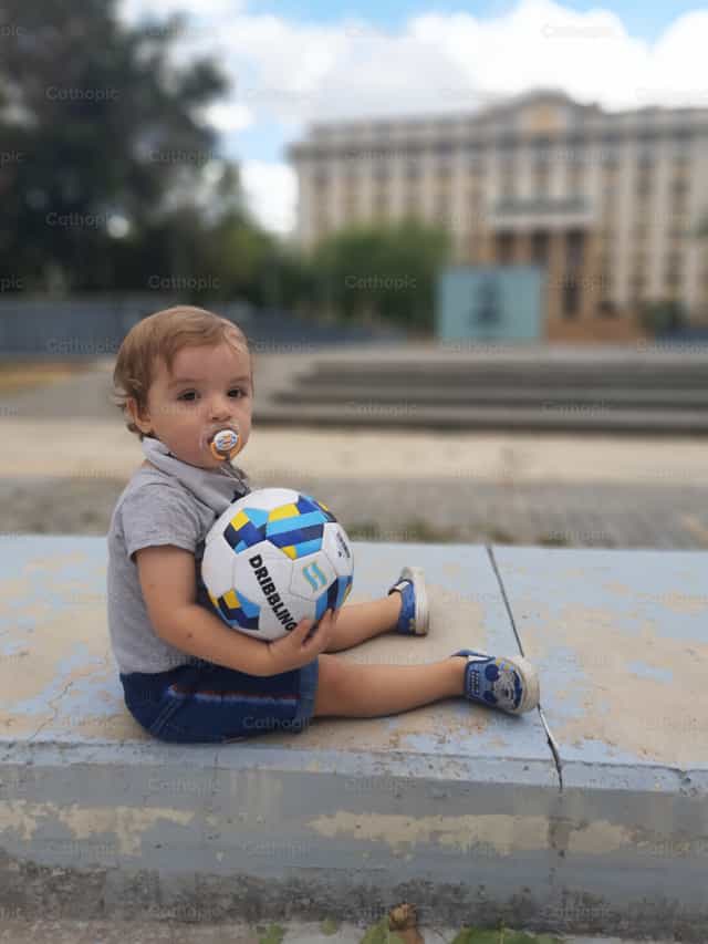 Niño jugando - Banco de imágenes católicas
