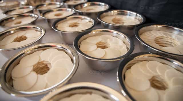 Cálices con forma de la Eucaristía - Banco de imágenes católicas - Fotografía por Carolina BR