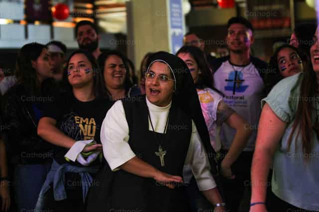 Religious Joy - Catholic stock images - Photo by Érica Viana
