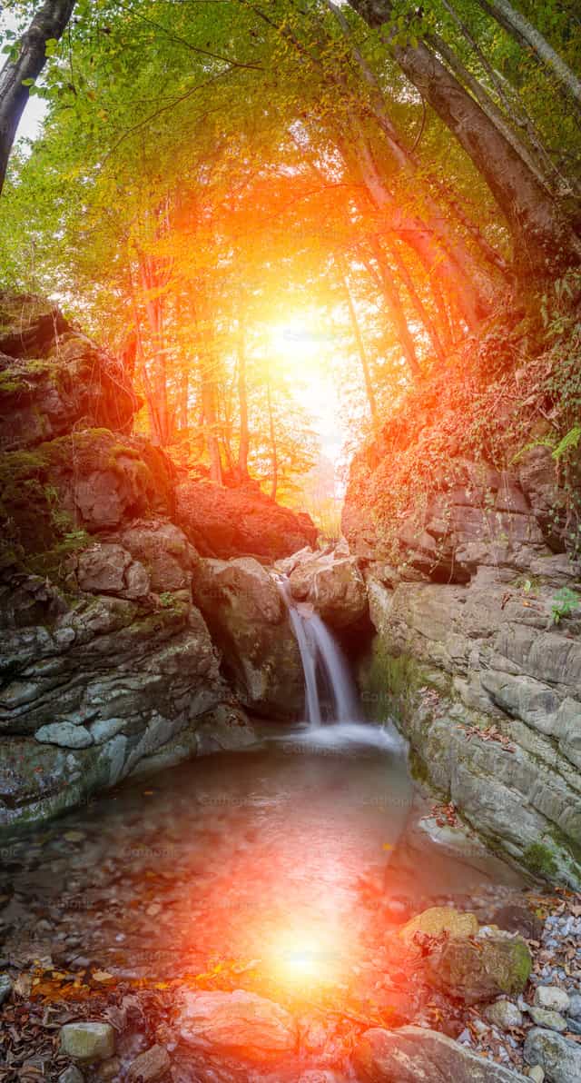 Cascada al atardecer - Banco de imágenes católicas - Fotografía por Pierluigi Palazzi