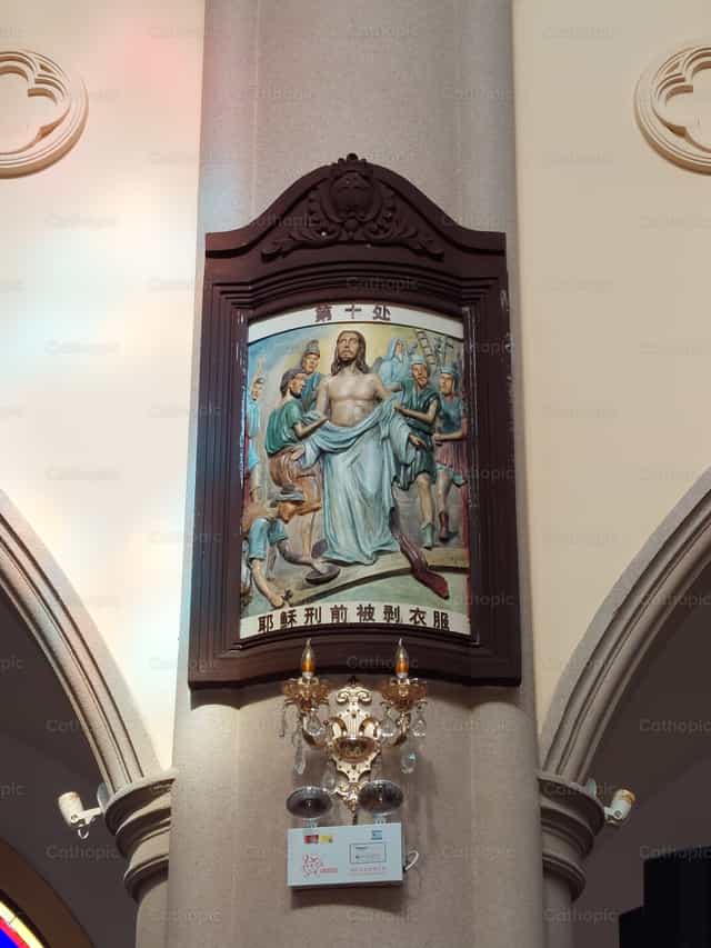 Dixième station - Images catholiques de stock