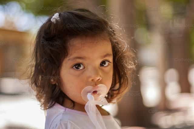 Niña mirando al espectador - Banco de imágenes católicas