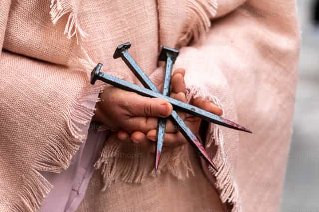 Mujer sujetando los clavos de la crucifixión de Jesucristo - Banco de imágenes católicas - Fotografía por Antonio Gravante