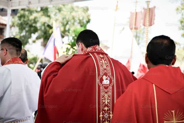 Sacerdote revistiendose - Banco de imágenes católicas - Fotografía por Carolina BR