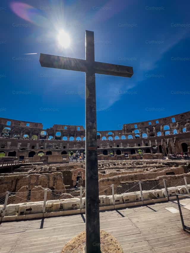 Cruz en el Coliseo Romano - Banco de imágenes católicas - Fotografía por Luis Ángel Espinosa, LC