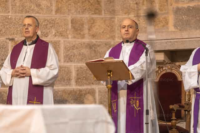 Monseñor Francisco José Prieto celebra misa - Banco de imágenes católicas - Fotografía por Yandry Fernández Perdomo