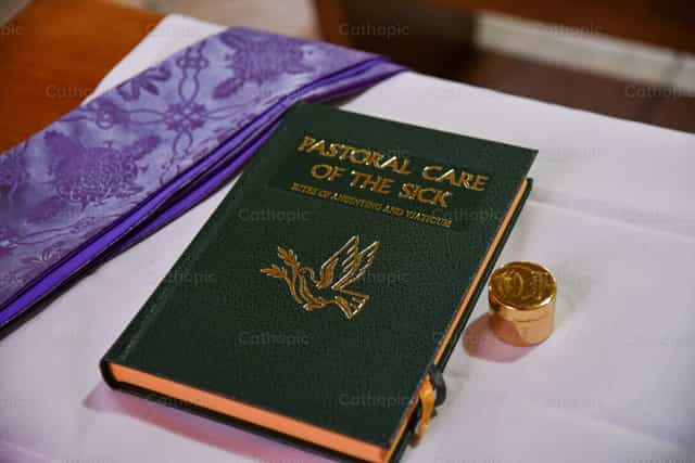 Unción de los enfermos - Banco de imágenes católicas - Fotografía por Amy Stout