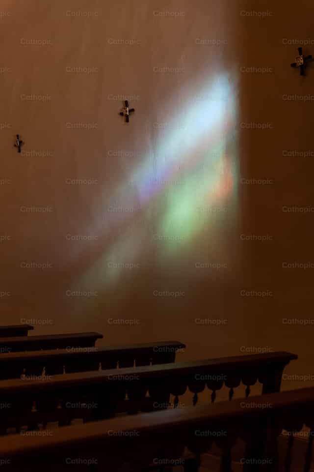 Luz en la pared de la capilla - Banco de imágenes católicas - Fotografía por Rodrigo De Miguel