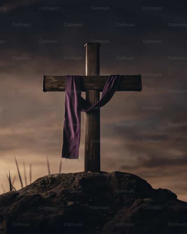 Holzkreuz mit violettem Mantel auf einem Hügel - Katholische Stockfotos - Foto von God Designer