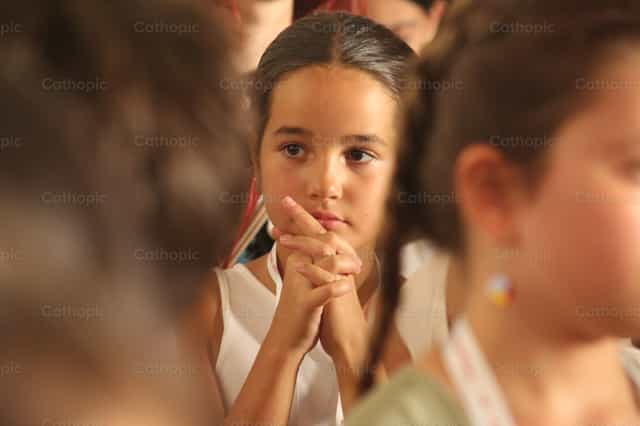 Une fille en prière - Images catholiques de stock