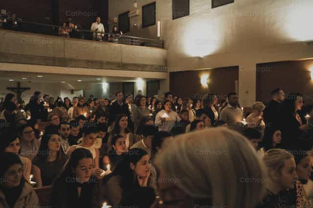 Comunidade em oração na Missa da Vigília Pascal - Imagens católicas de stock - Foto de Almures Studio