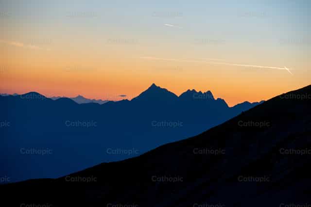 Silueta de las montañas Orobie al atardecer - Banco de imágenes católicas