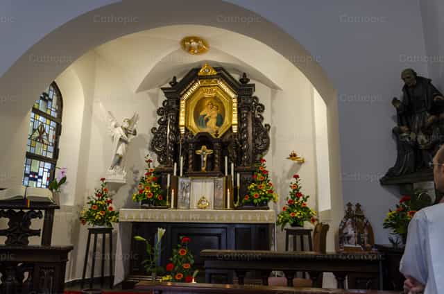 Eucharistische aanbidding in het heiligdom - Katholieke stockfoto's