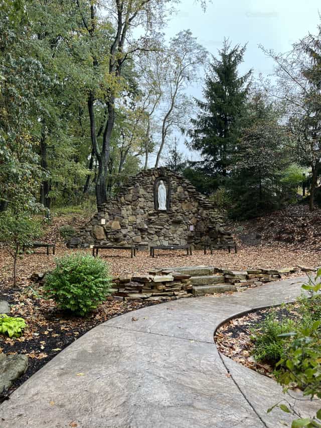 Gruta de la Virgen de Lourdes - Banco de imágenes católicas